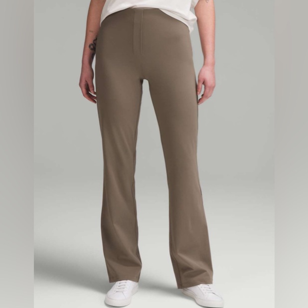 5003- Lululemon Smooth Fit Pull-On High-Rise Pant
Nomad- size 8